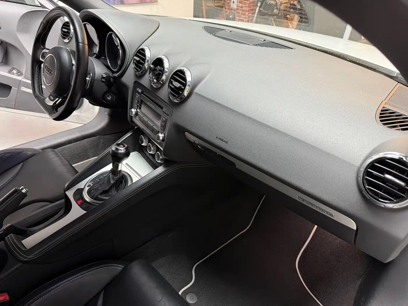Audi TTS 2011 Model TTS Coupe 2.0TFSI quattro фото 17