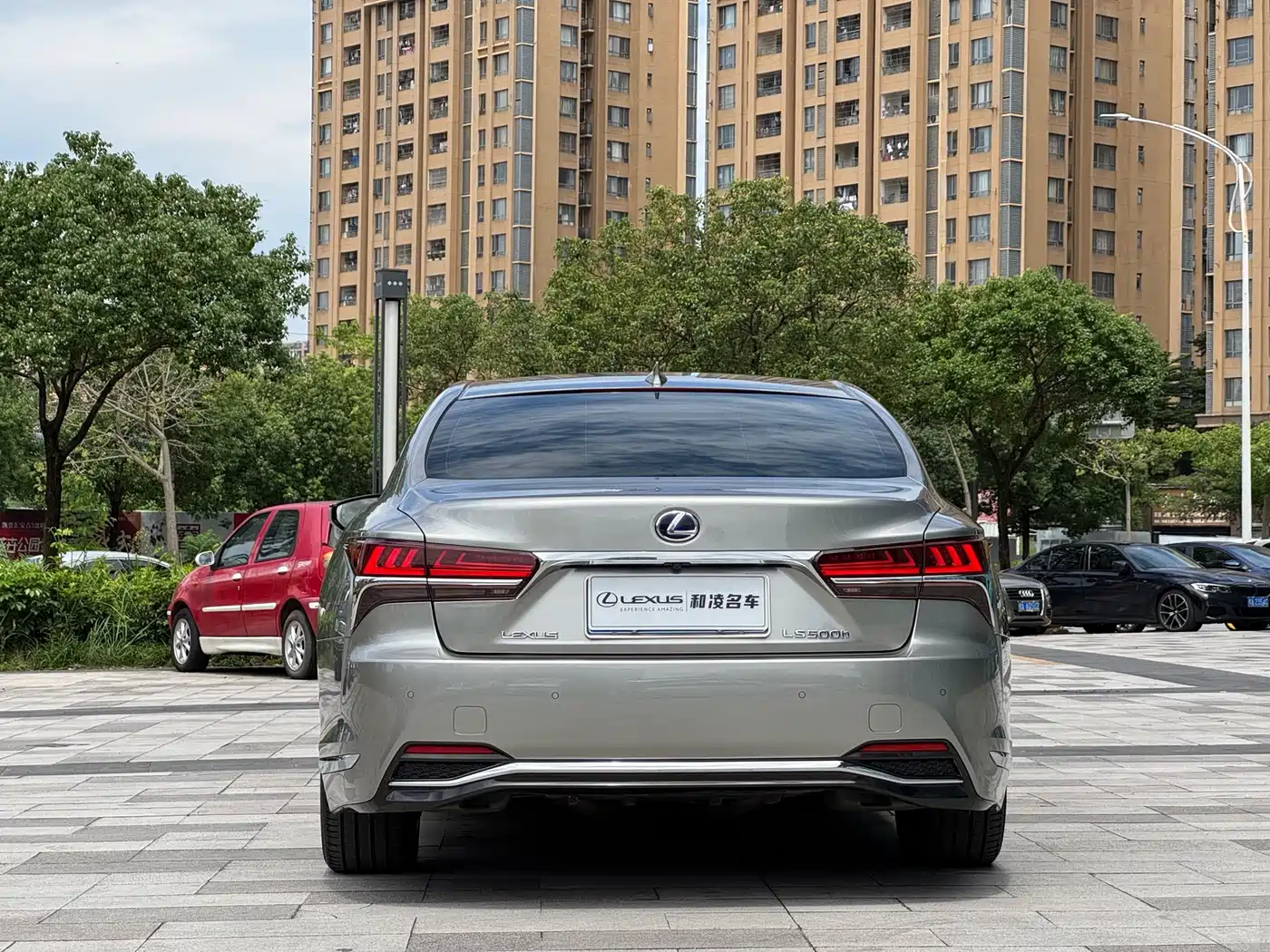 Фото 5 - Lexus LS