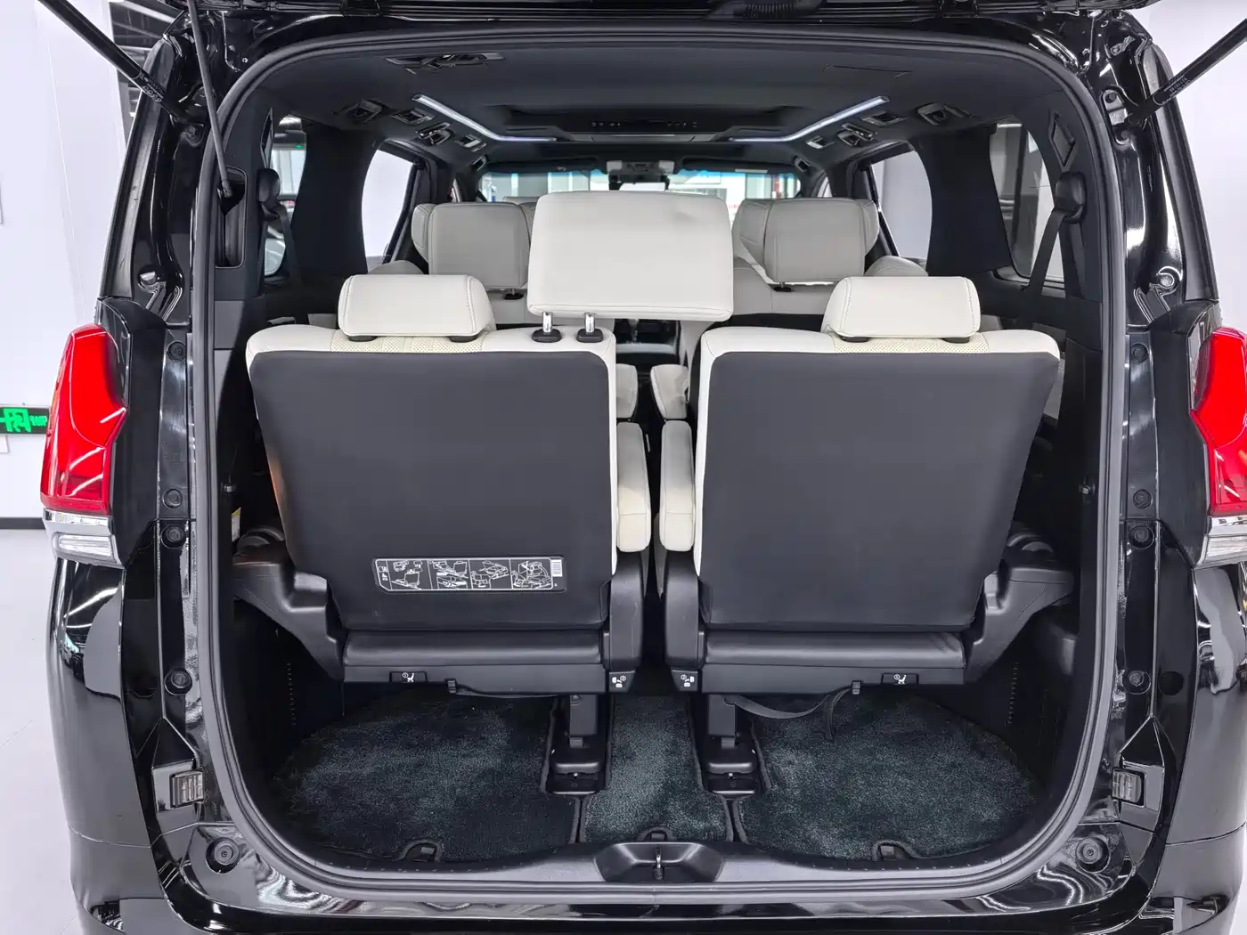 Lexus LM 2020 300h Seven-Seater Elegance Edition фото 12