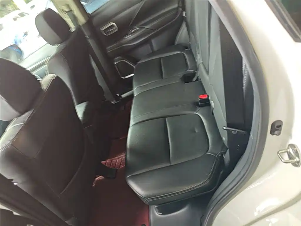 MITSUBISHI OUTLANDER