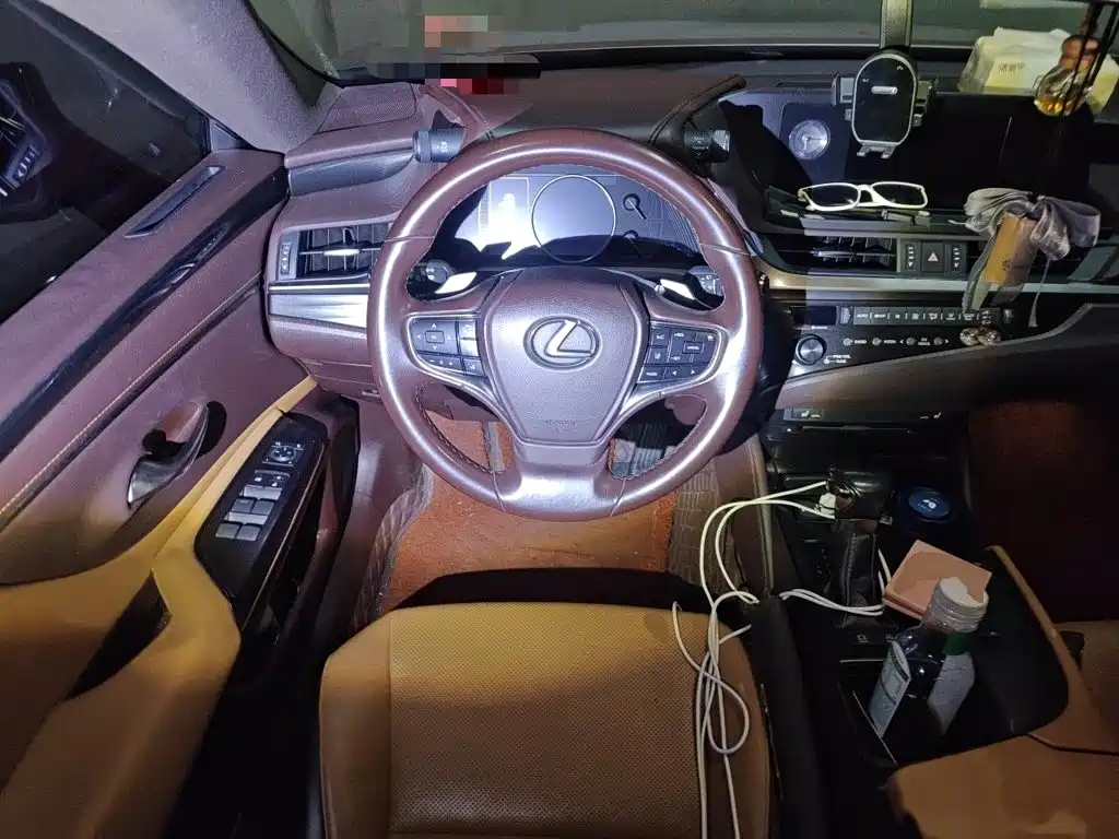 Фото 3 - Lexus ES