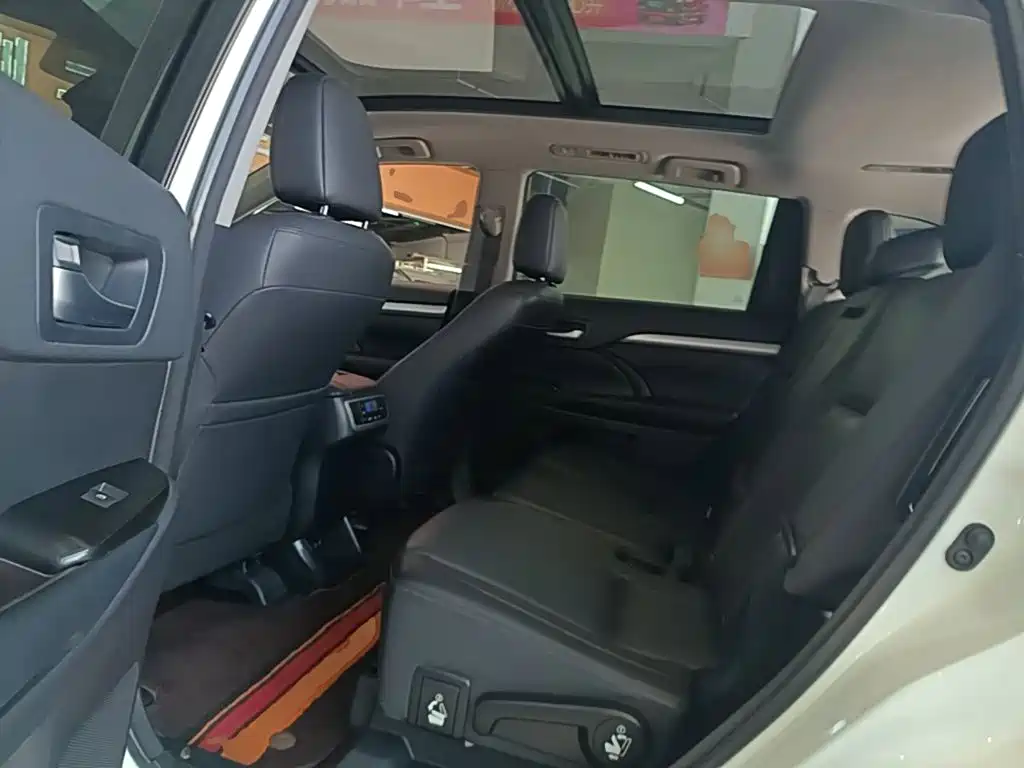 Photo 17 - Toyota Highlander