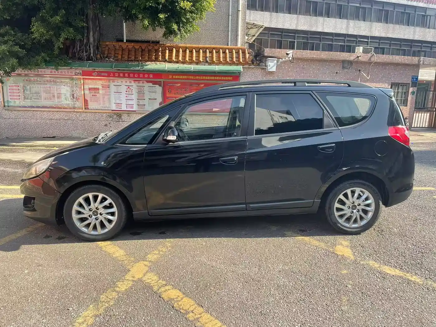 JAC Motors Refine M2 2014 2013 1.8L Automatic Luxury 5-seater
