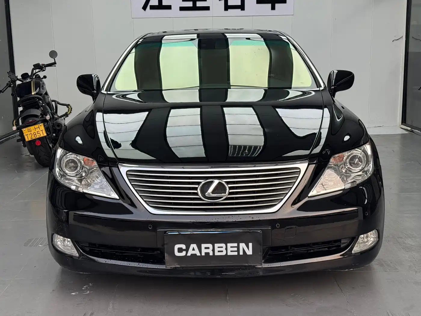 Photo 2 - Lexus LS