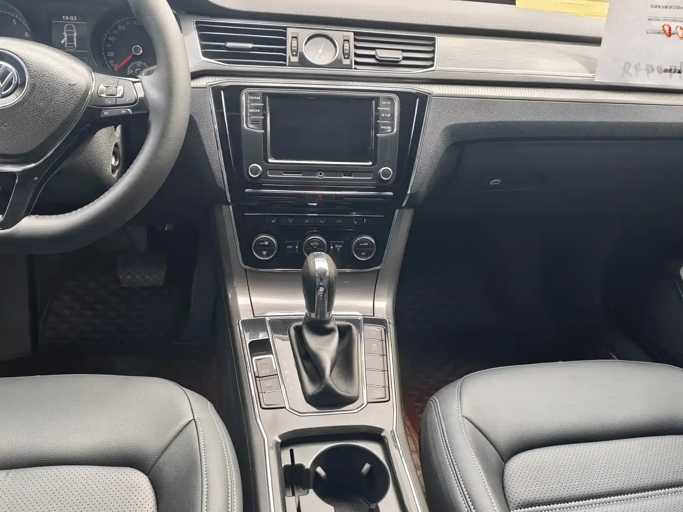 Volkswagen Passat 2016 330TSI DSG Honor Edition фото 9