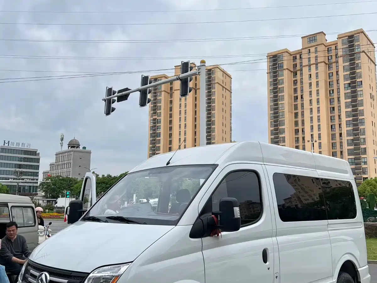 SAIC Maxus Xintu V80 2023 2.0T AMT Classic Aoyun Power Edition Short Wheelbase Ultra-low Roof 5/6 Seats фото 3