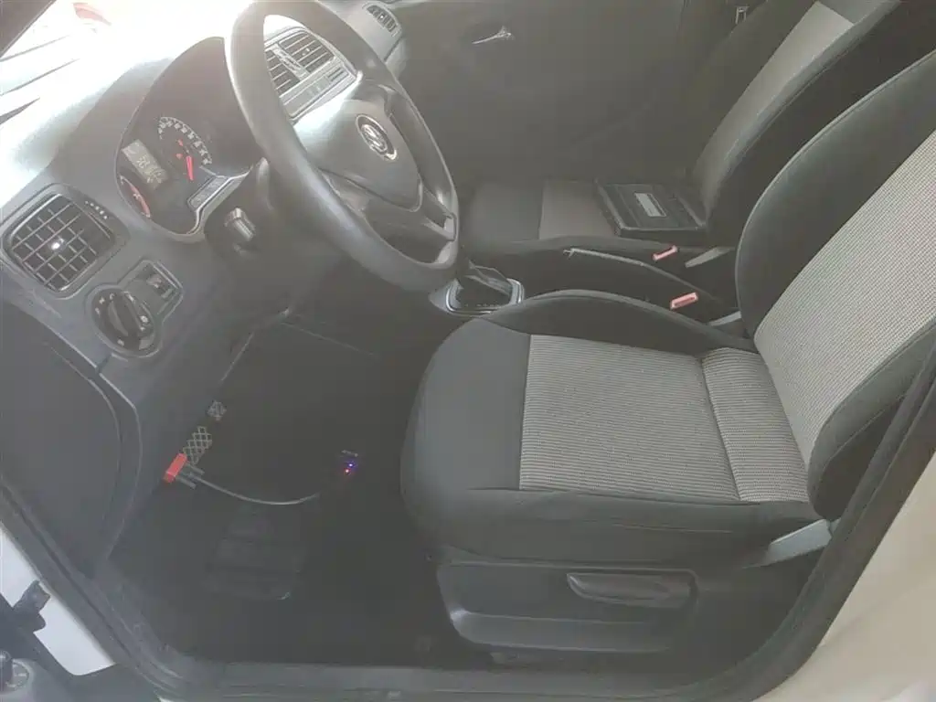 Volkswagen Polo 2016 1.4L Automatic Trend фото 15