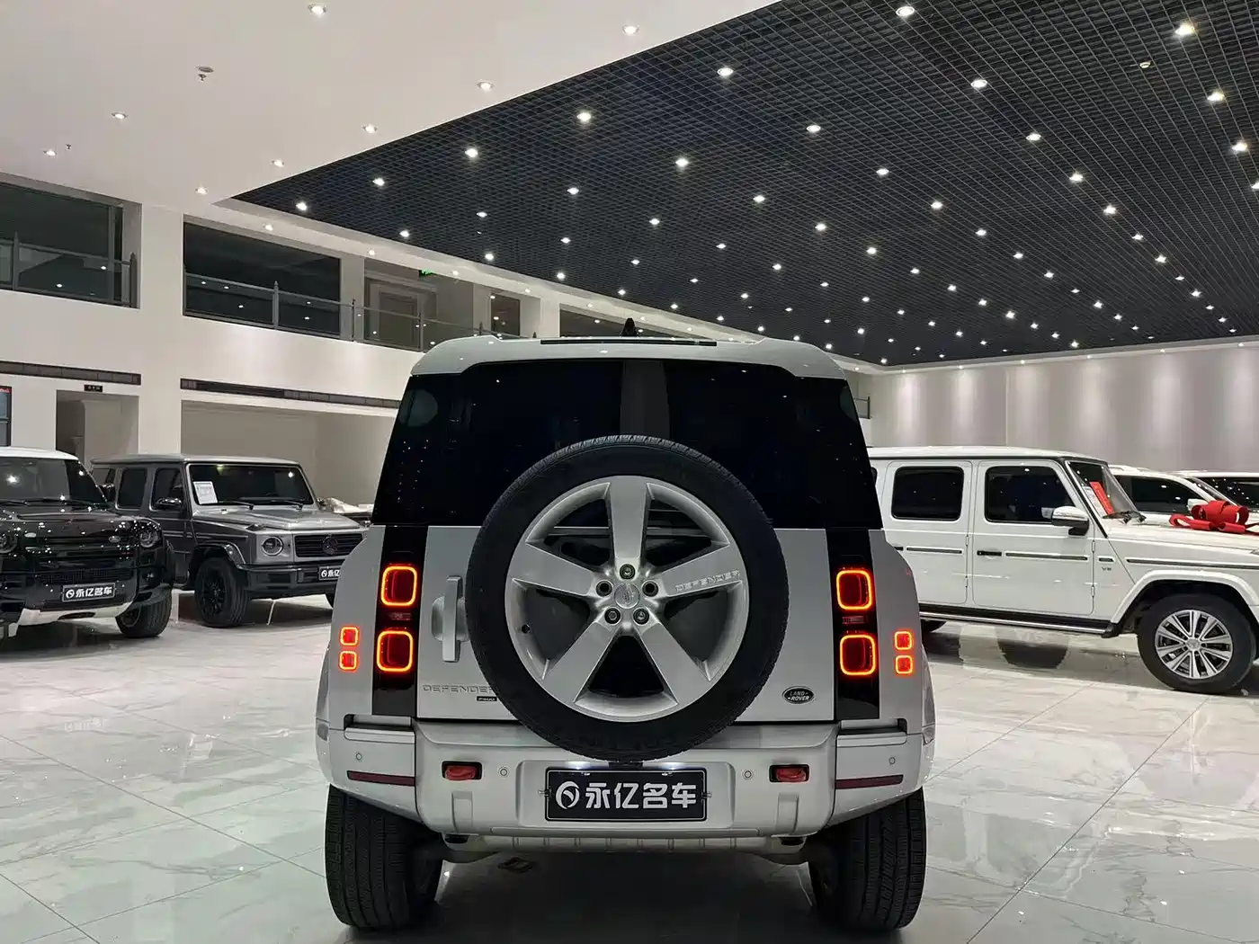 Land Rover Defender 2022 Model 90 3.0T P400 XS фото 13