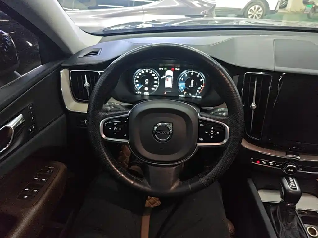 Фото 11 - Volvo XC60