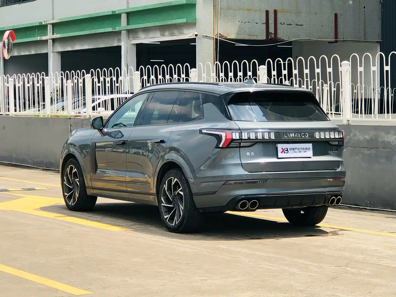 Photo 6 - Lynk & Co 09
