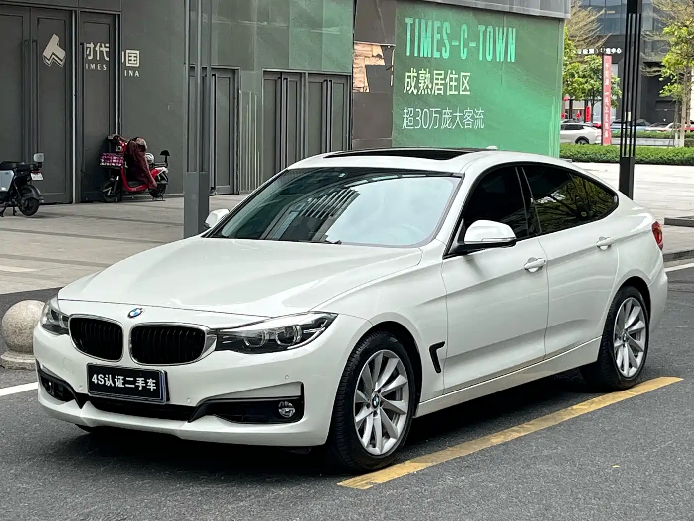 BMW 3 Series GT 2019 320i Fashion Model