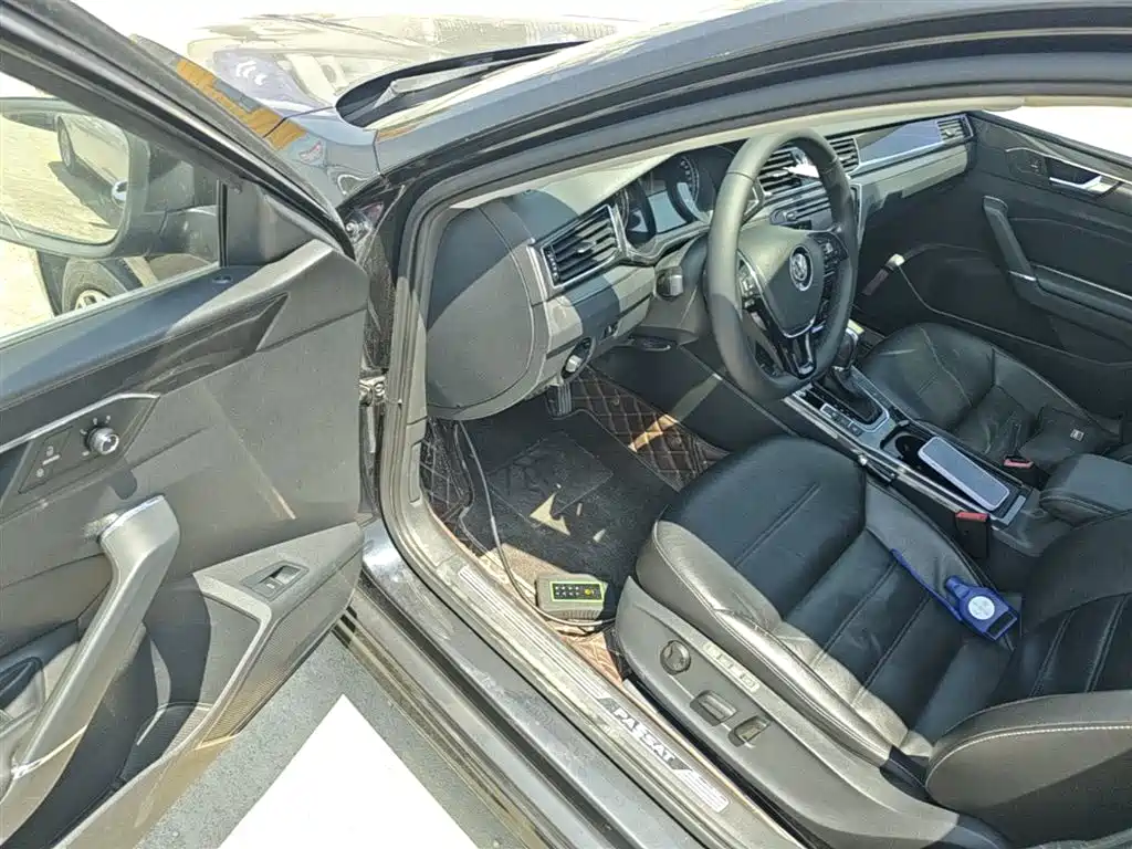 Volkswagen Passat 2017 330TSI DSG Luxury фото 16