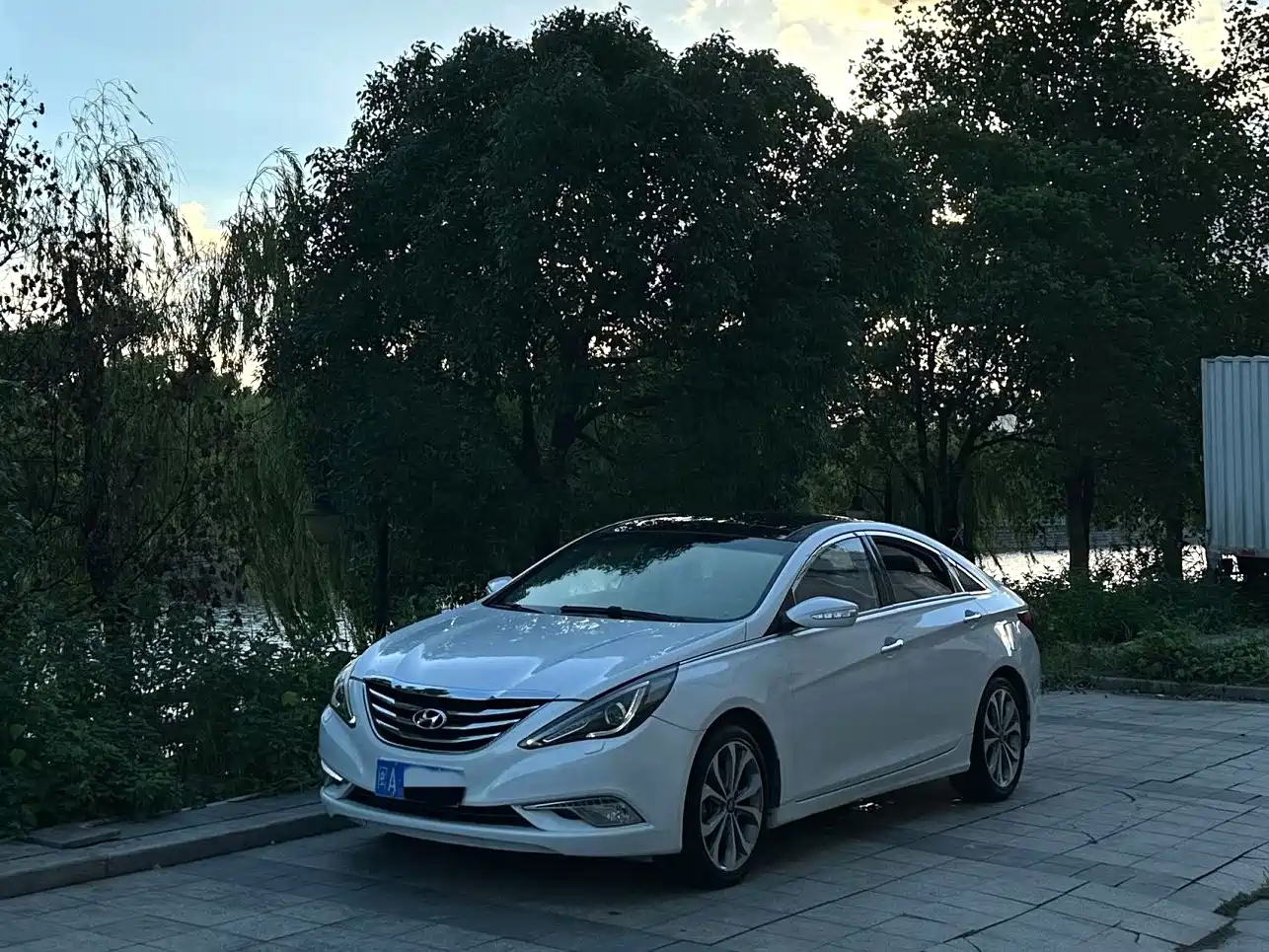 Photo 1 - Hyundai Sonata