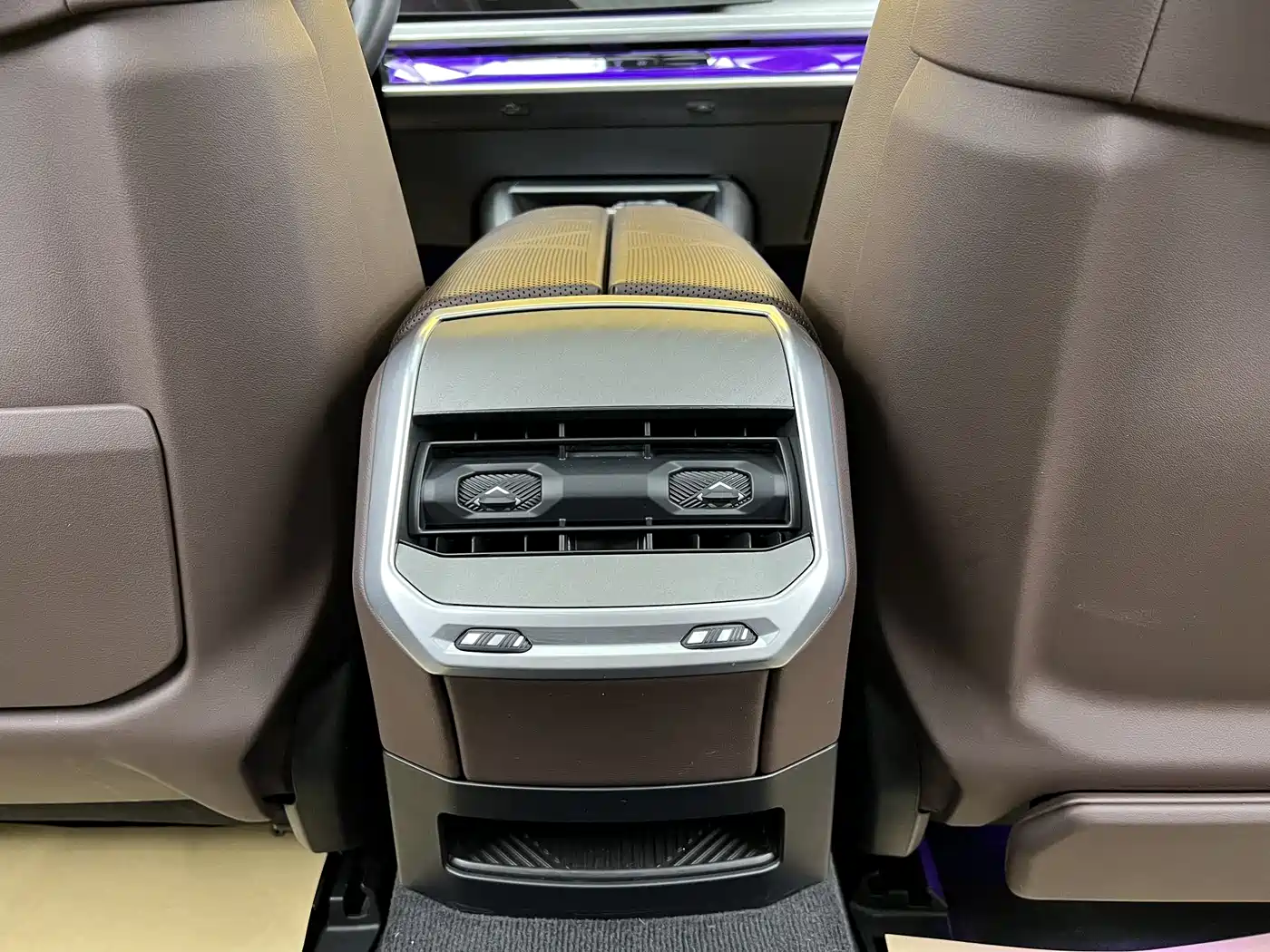 BMW 7 Series 2023 740Li Exclusive M Sport Package фото 35