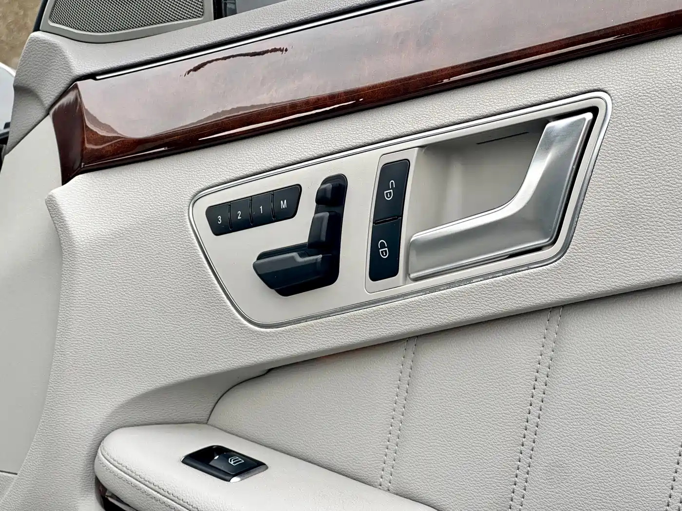 Mercedes-Benz E-Class 2012 E 300 L Elegance Model фото 24