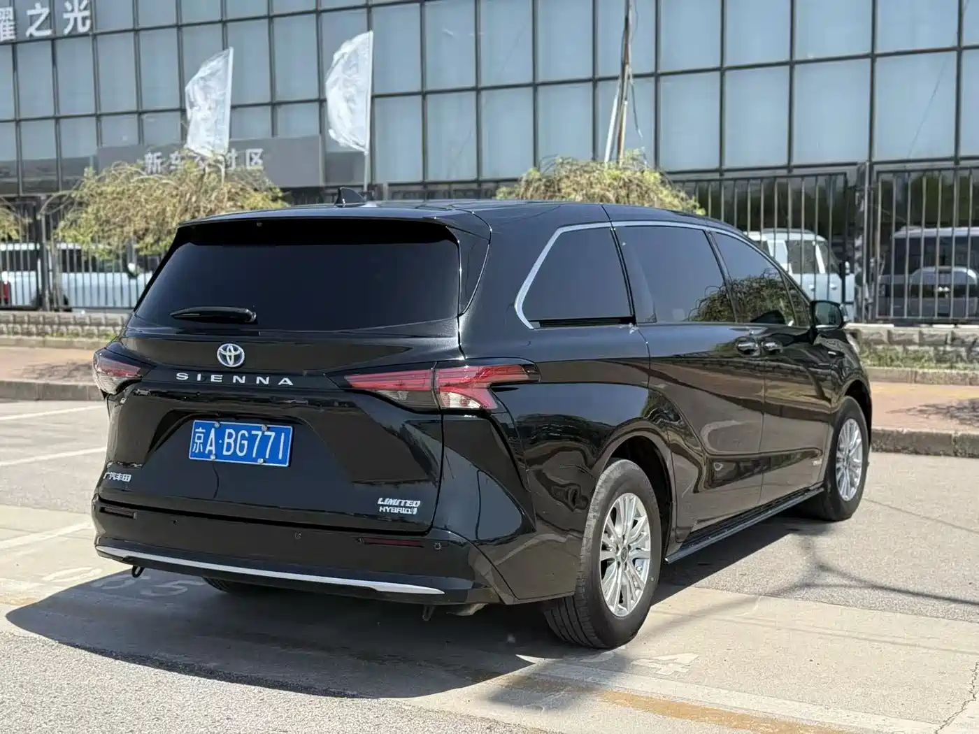Toyota Sienna 2021 2.5L Hybrid Premium Edition фото 4