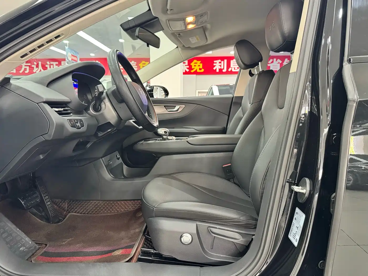 Hongqi E-QM5 2022 431km Charging Enjoyment Edition фото 5