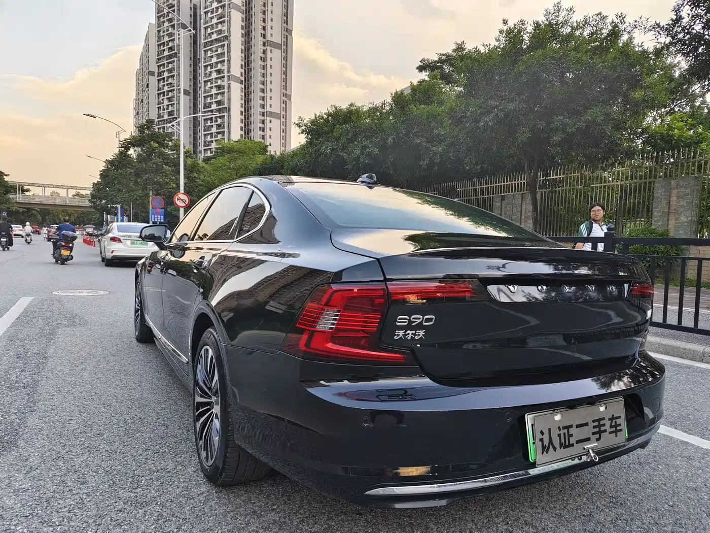 Volvo S90 Plug-in Hybrid 2023 T8 Plug-in Hybrid AWD Long Range Smart Elite Luxury фото 4