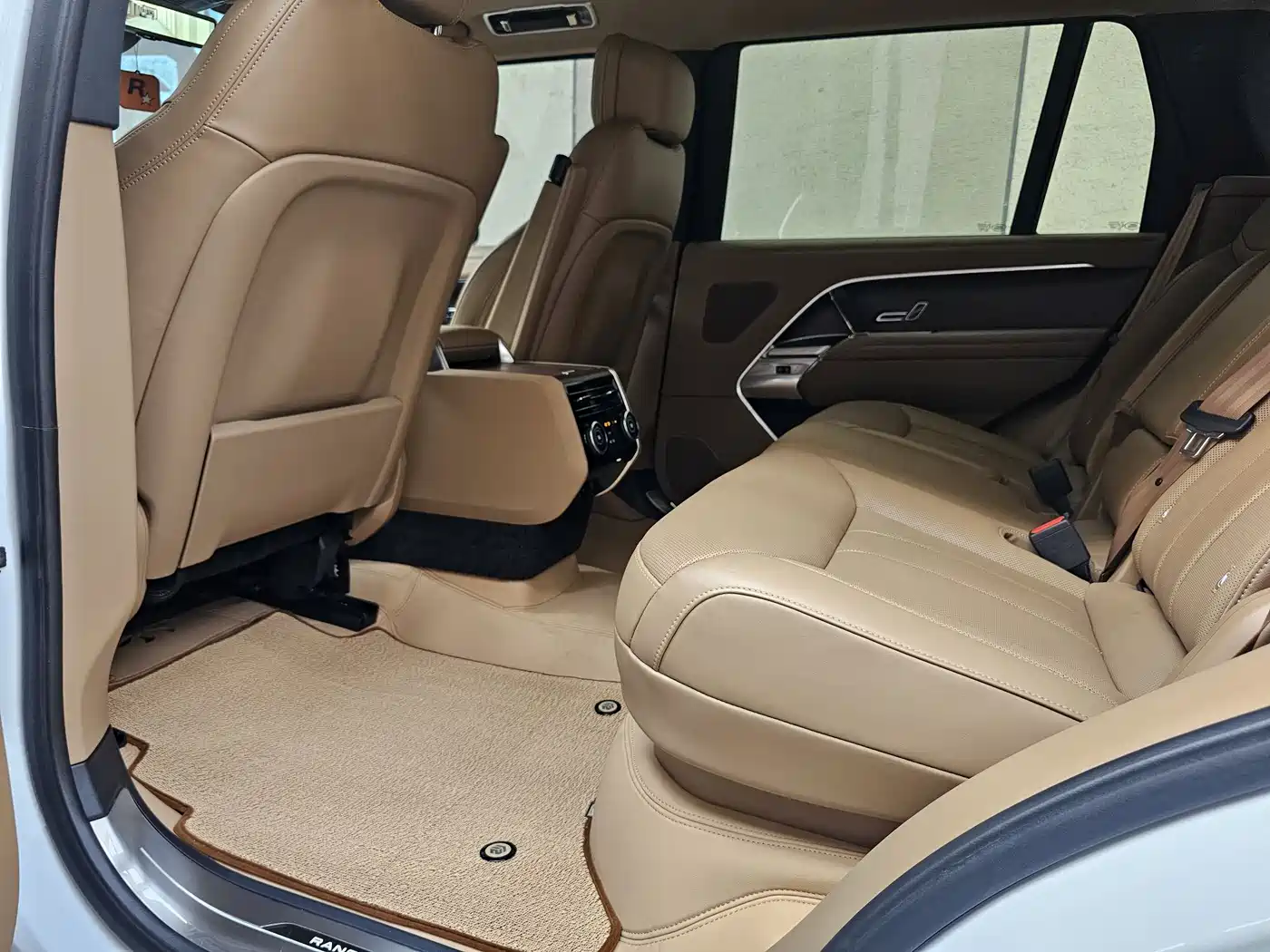 Land Rover Range Rover 2025 3.0 L6 400PS Flourishing Era Extended Wheelbase фото 9