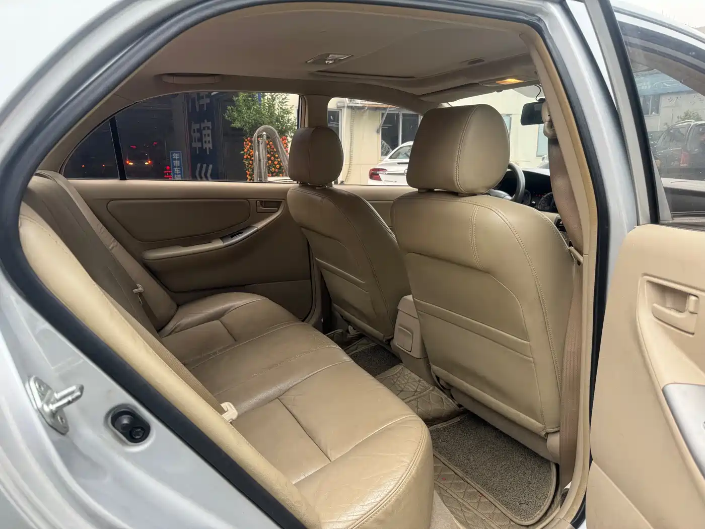 Toyota Corolla 2013 1.6L Automatic Luxury фото 9