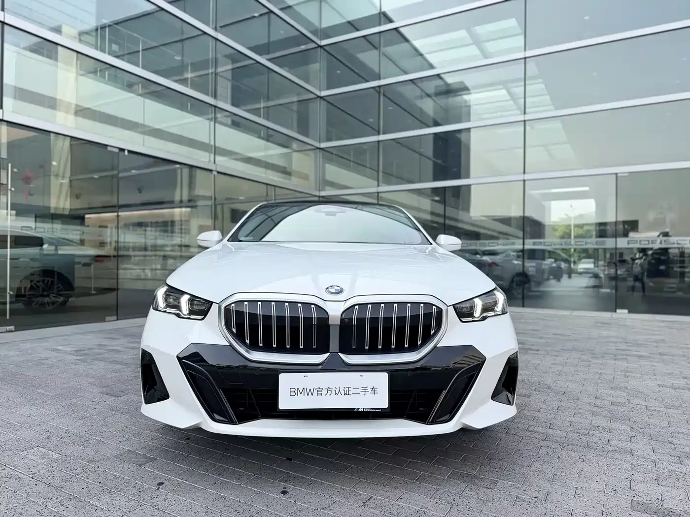 BMW 5 Series 2025 530Li Leading M Sport Package фото 3