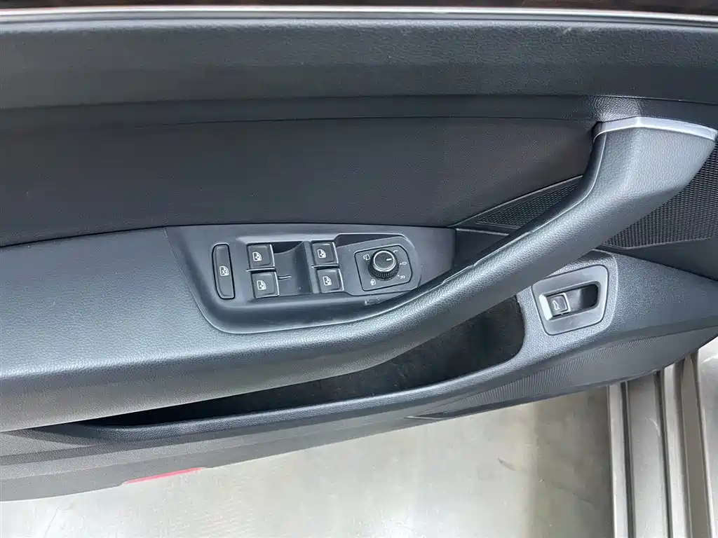 Volkswagen Magotan 2018 330TSI DSG Luxury фото 13