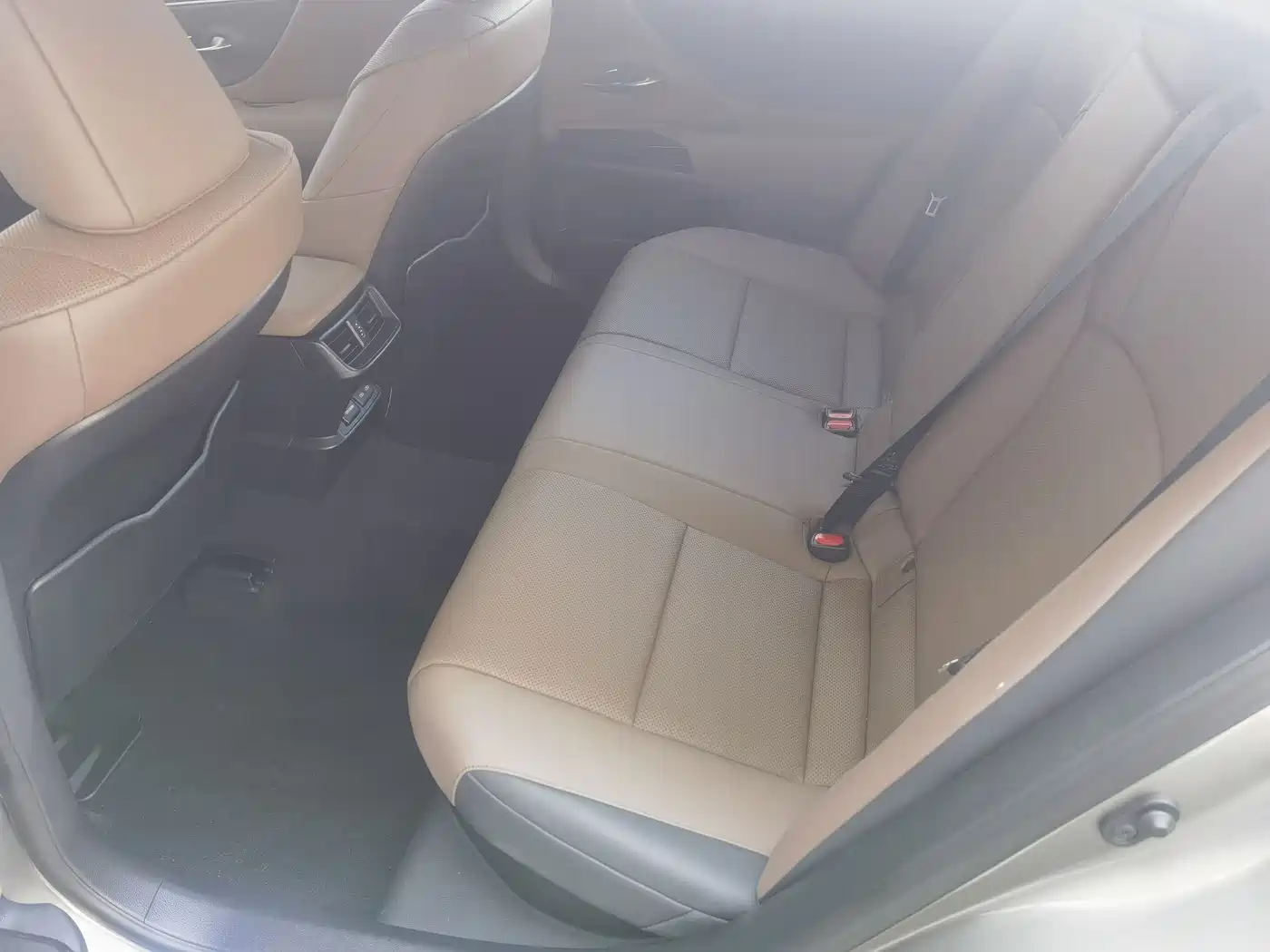 Lexus ES 2022 300h Ultimate Edition фото 12
