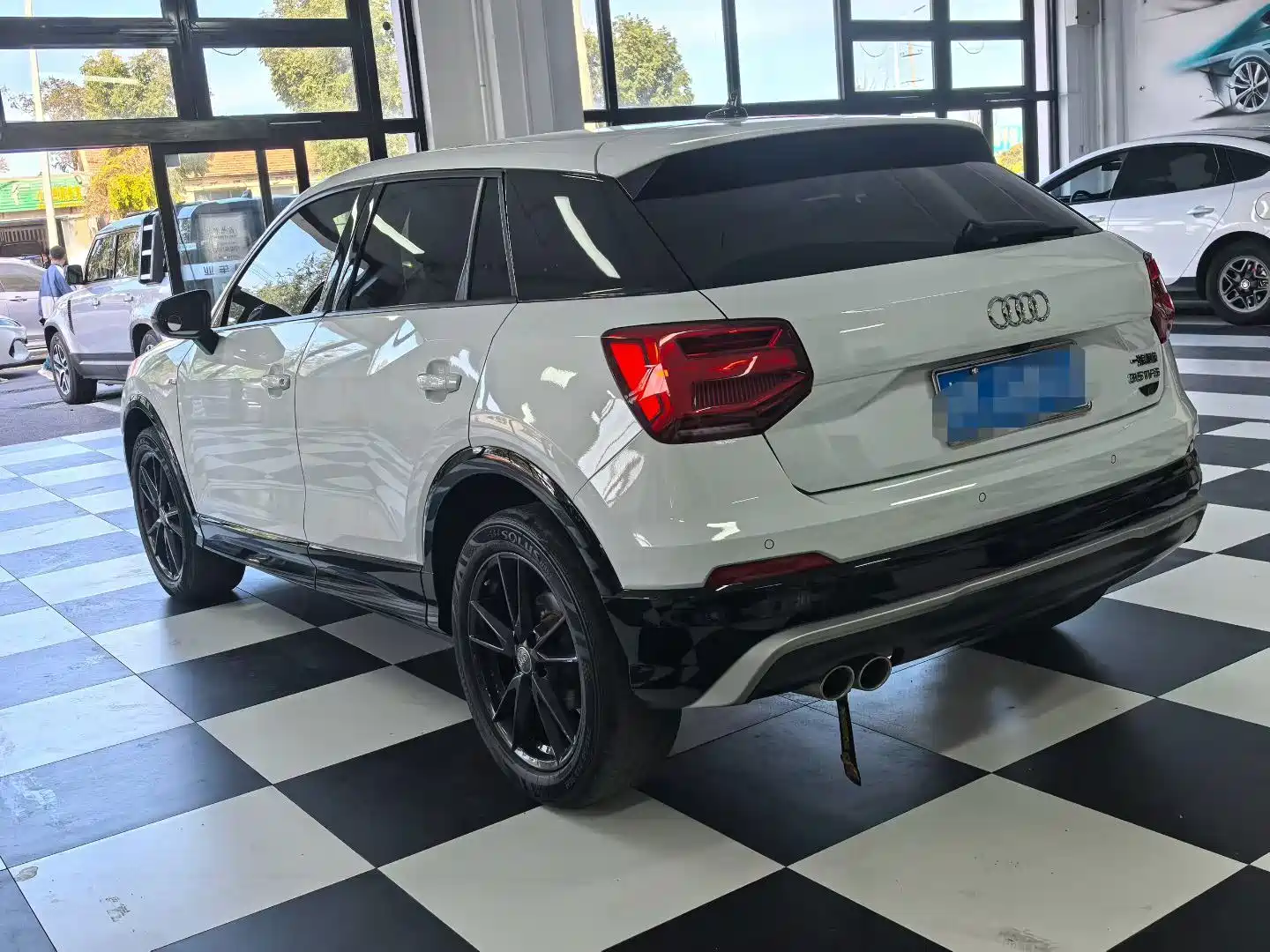 Photo 8 - Audi Q2L