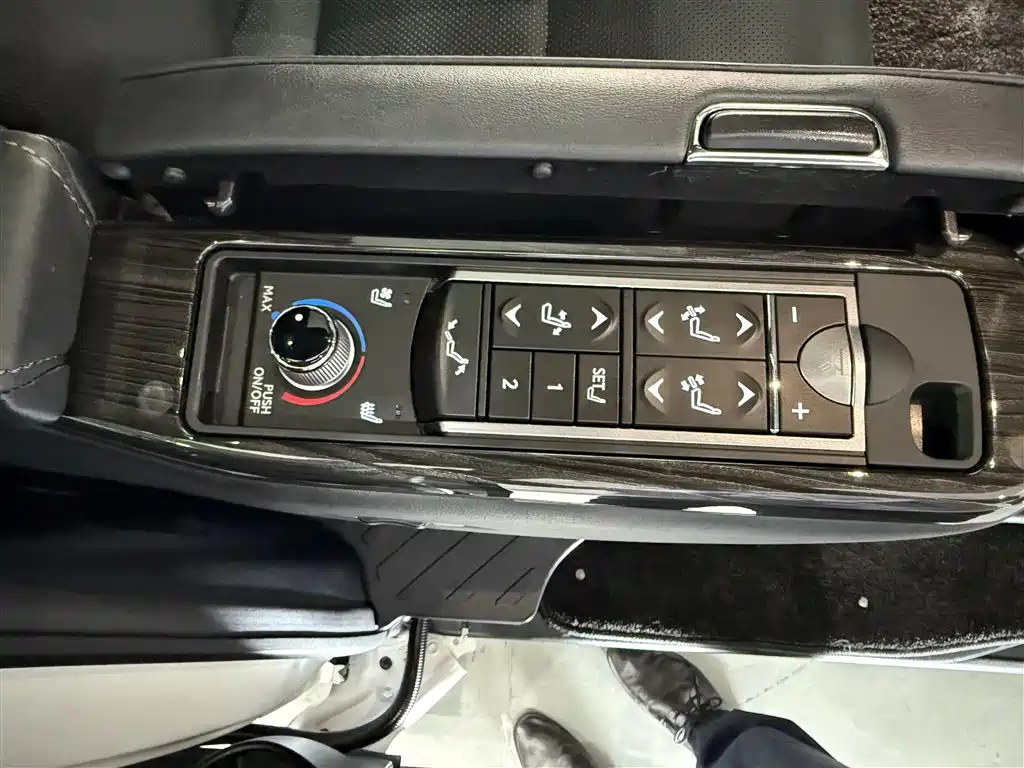 Lexus LM 2020 300h Seven-Seater Elegance Edition фото 17
