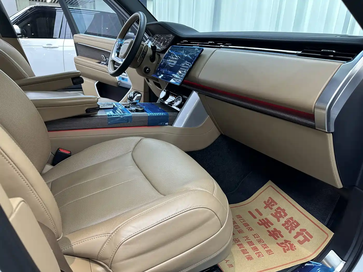 Land Rover Range Rover 2023 3.0 L6 400PS Golden Age 7-Seater Long Wheelbase фото 6