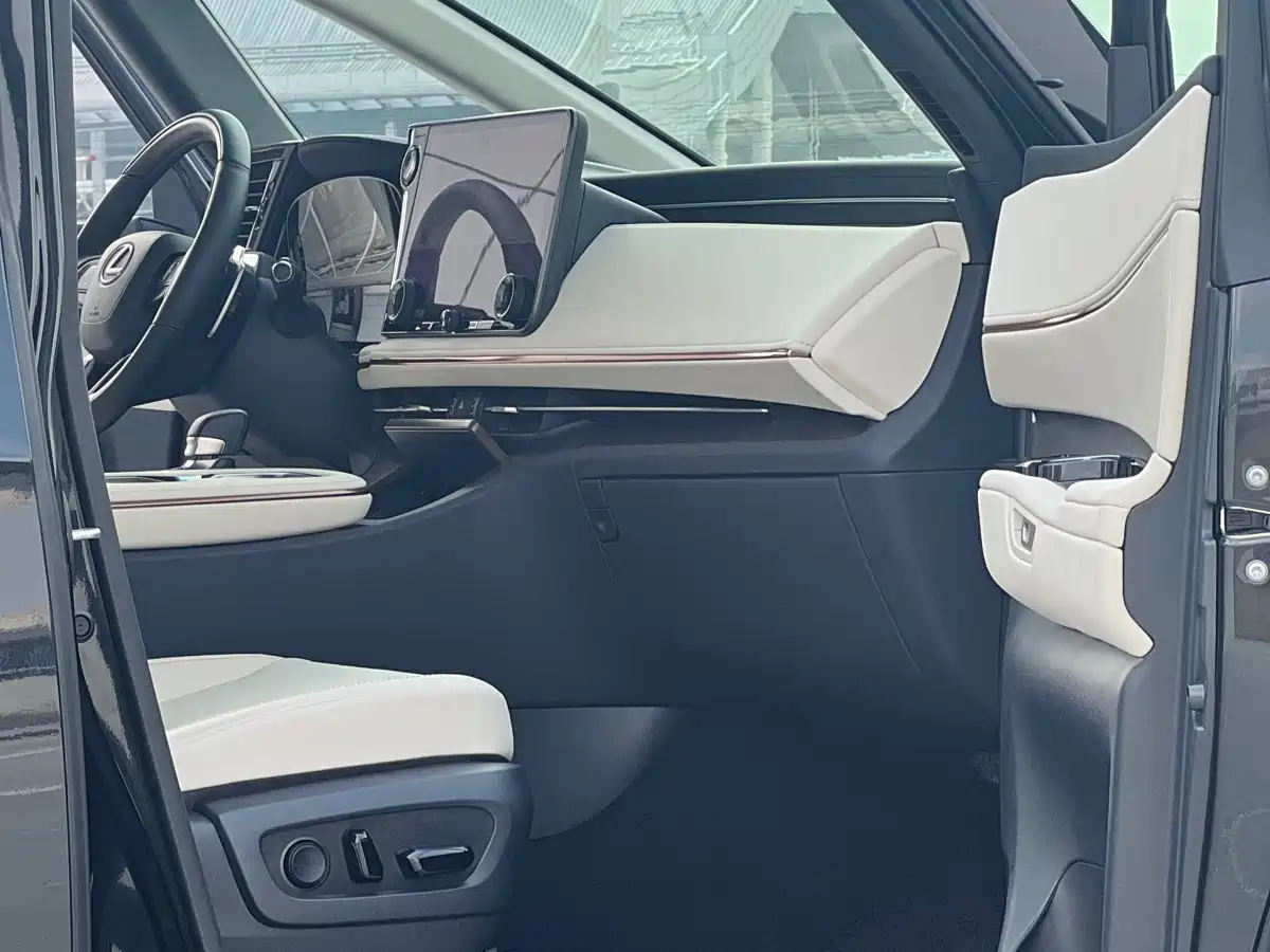 Lexus LM 2025 Model 500h Six-Seater Prestige Edition фото 6