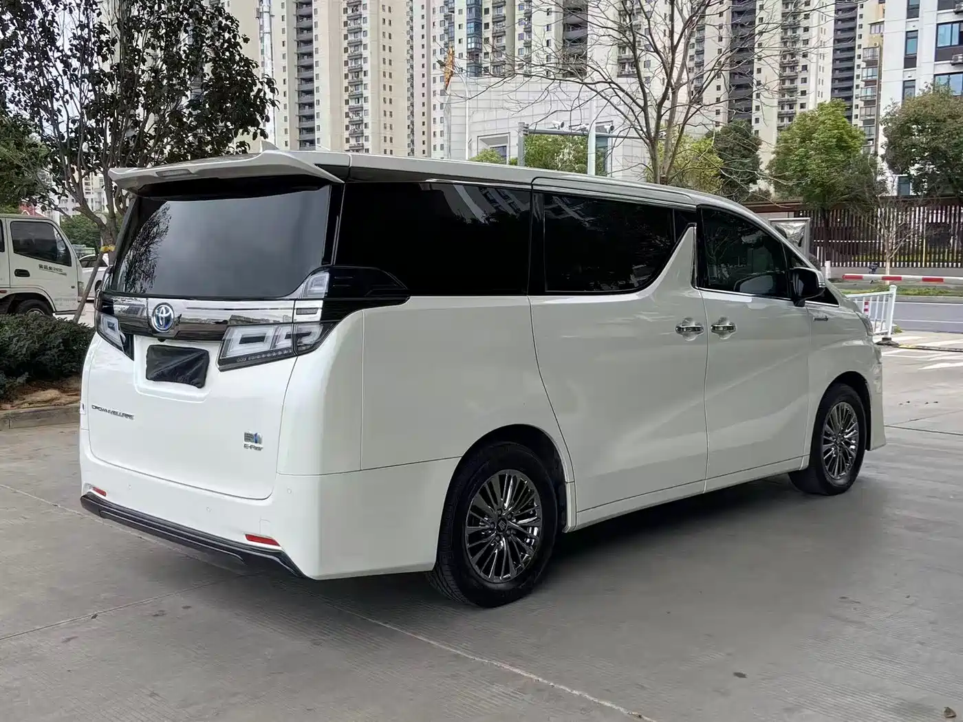 Toyota Vellfire 2021 Crown Hybrid 2.5L HV Luxury Edition фото 5