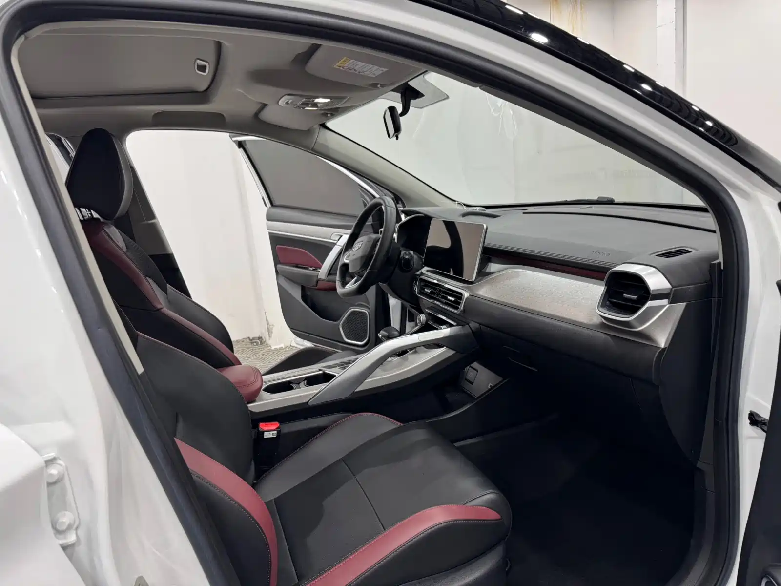 Фото 4 - Geely Coolray