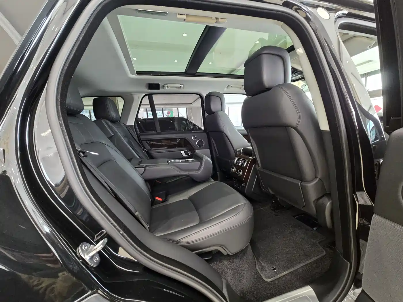 Land Rover Range Rover 2022 3.0 L6 360PS Golden Age Edition фото 14