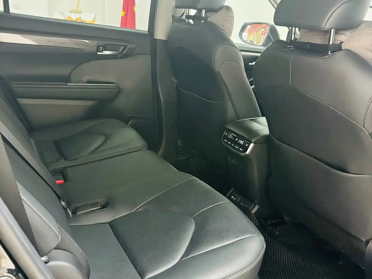 Photo 11 - Toyota Highlander