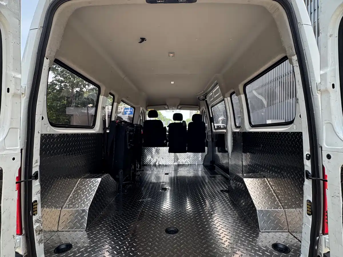 SAIC Maxus Xintu V80 2019 Model 2.5T Classic 6-speed manual Aoyuntong long wheelbase medium roof 7-seater фото 10