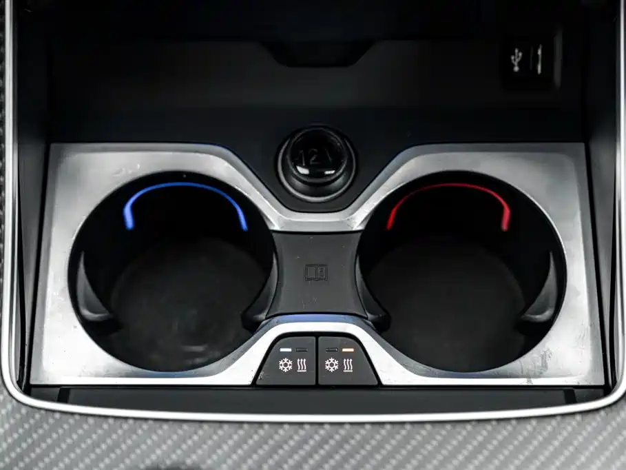 BMW XM 2023 50e фото 36