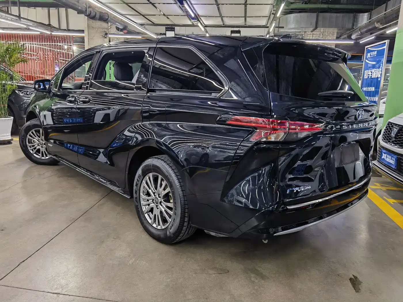 Toyota Sienna 2021 2.5L Hybrid Premium Edition фото 4