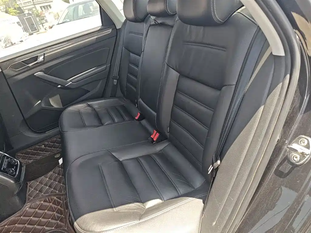 Volkswagen Passat 2017 330TSI DSG Luxury фото 17