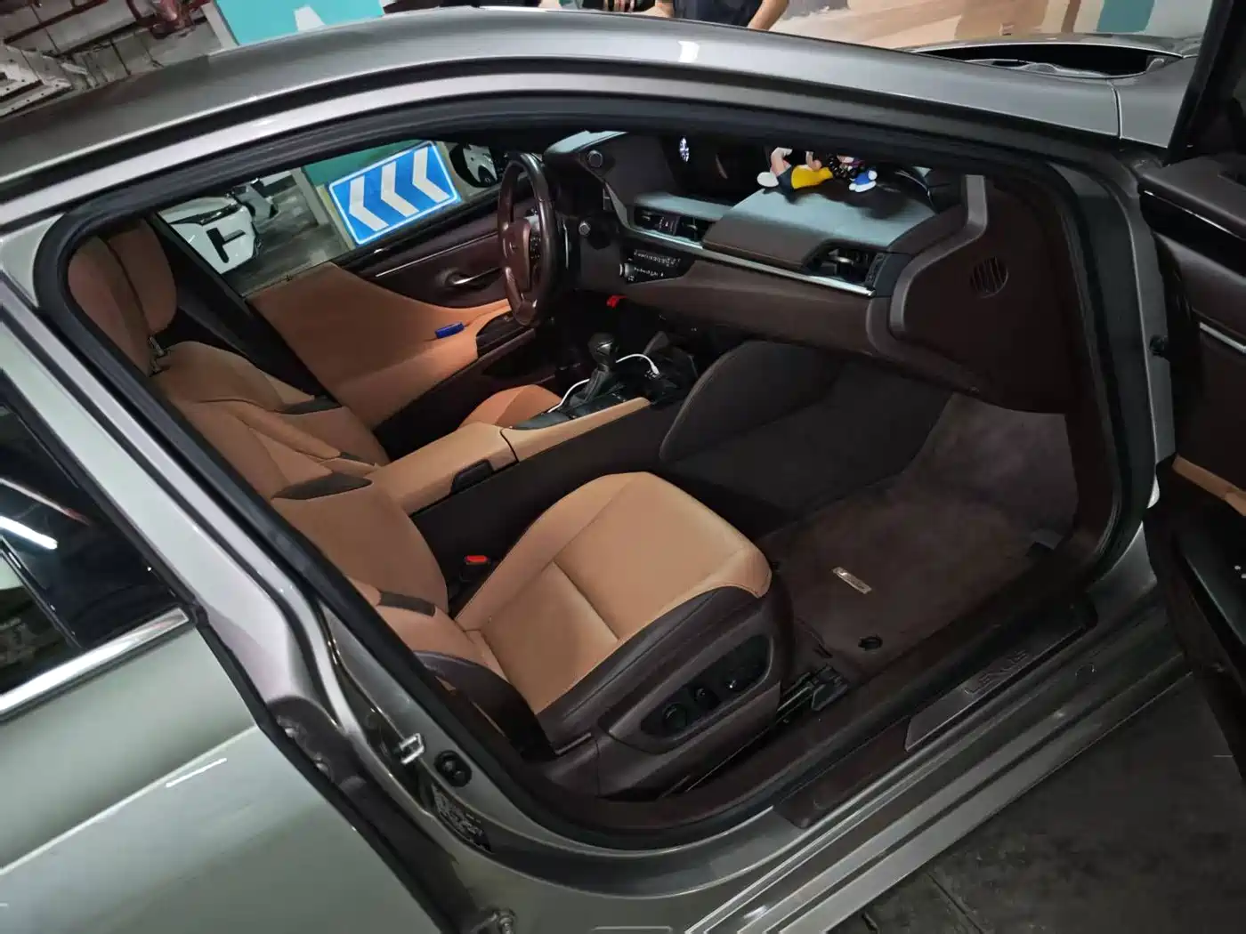 Photo 11 - Lexus ES