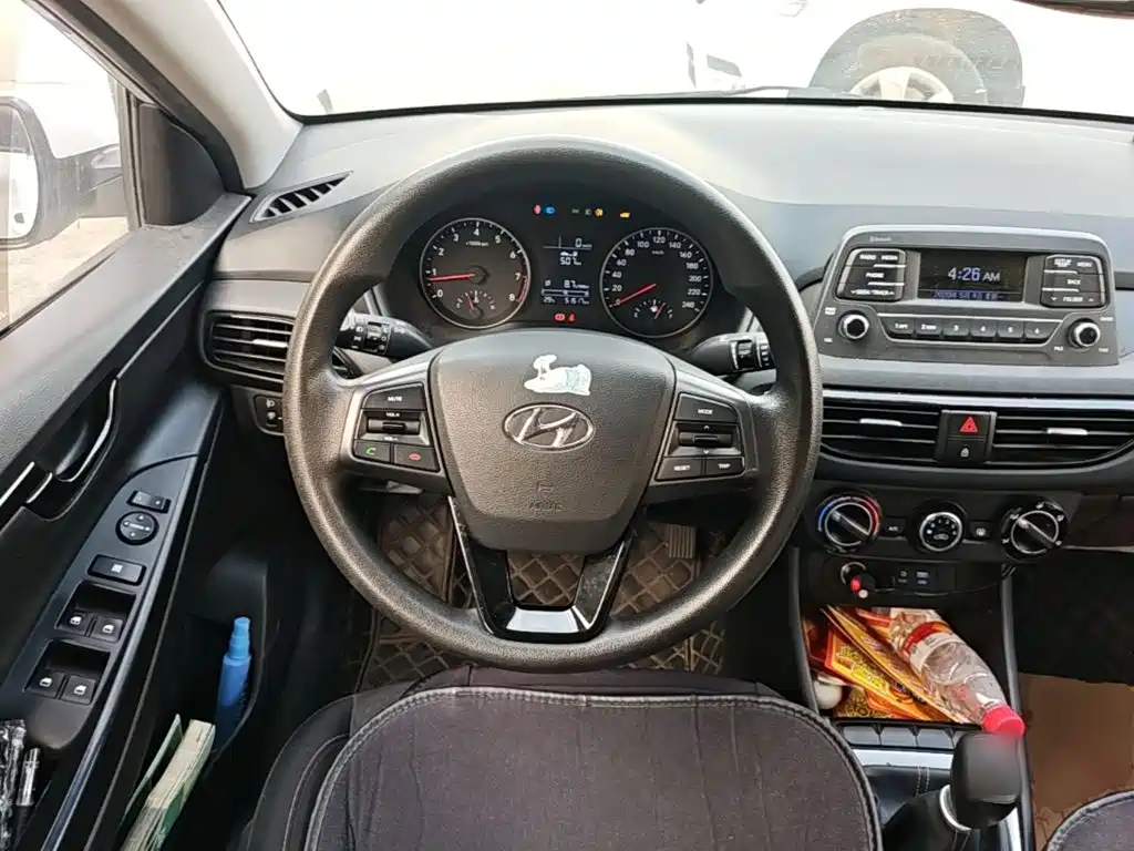 Photo 11 - Hyundai Elantra