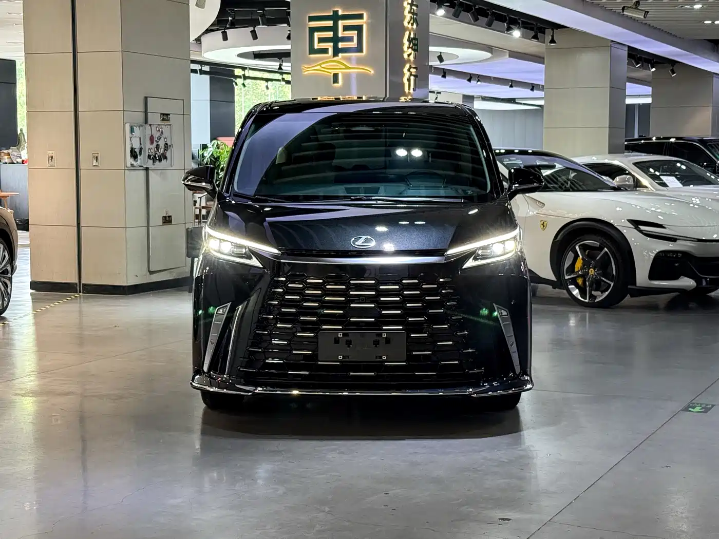 Lexus LM 2023 500h 6-Seater Prestige Edition фото 2