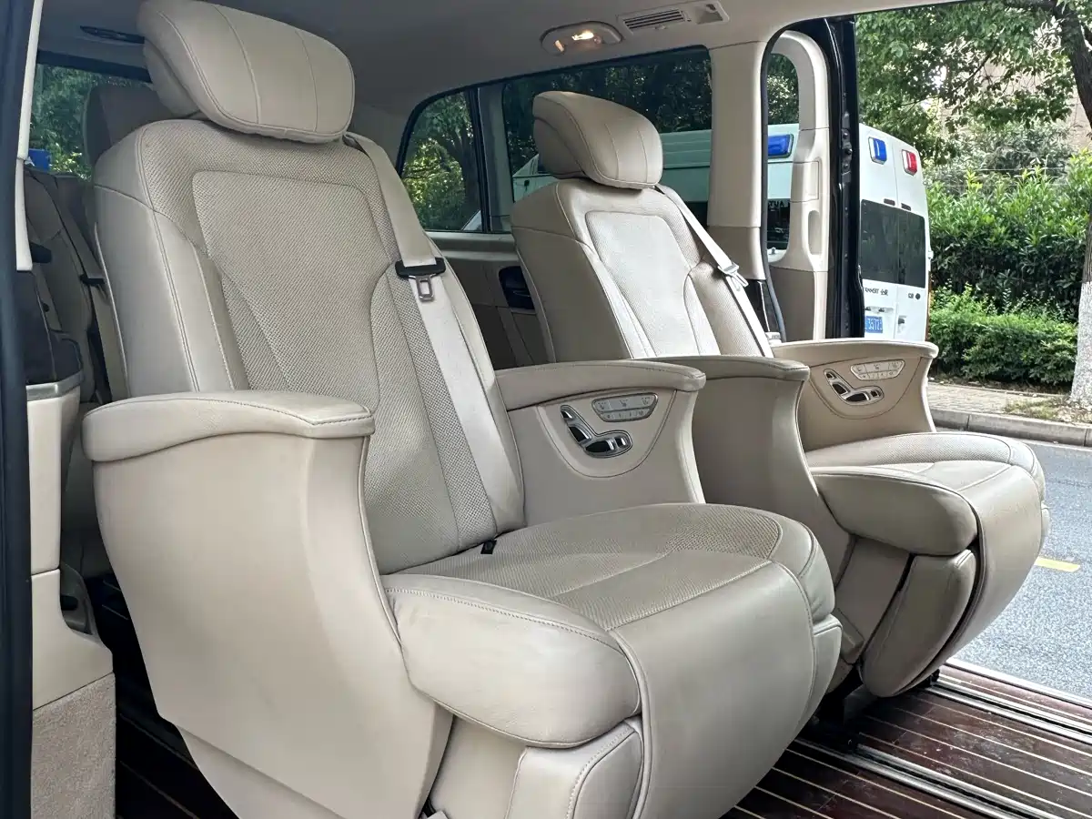 Mercedes-Benz V-Class 2018 V 260 L Premium Long Wheelbase Edition China VI фото 18