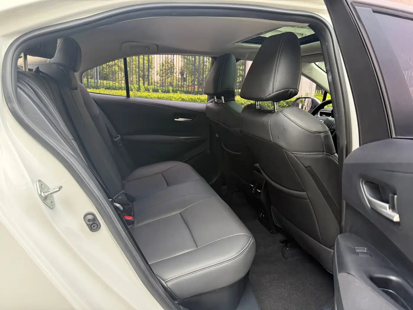 Toyota Corolla 2021 Hybrid 1.8L E-CVT Pioneer Edition фото 15