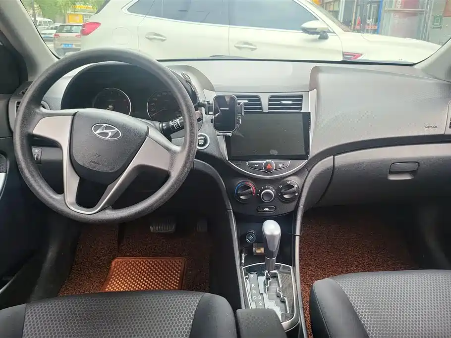 Hyundai Reina 2014 Model 1.4L Automatic GLX фото 12