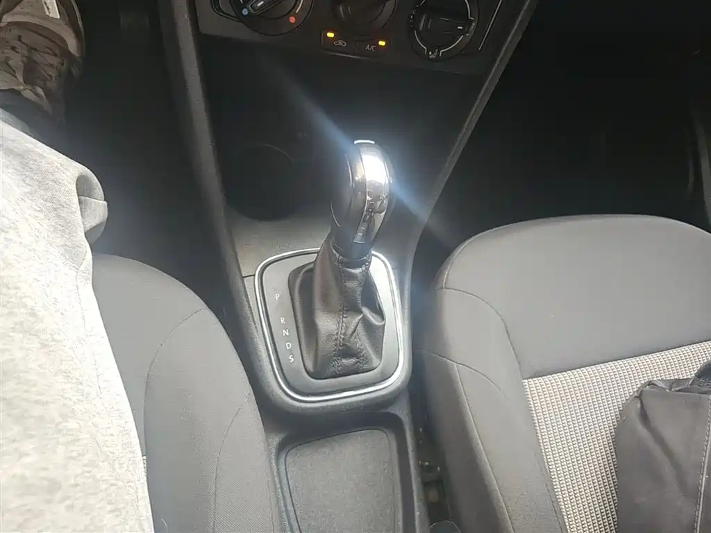 Volkswagen Polo 2016 1.4L Automatic Trend фото 14
