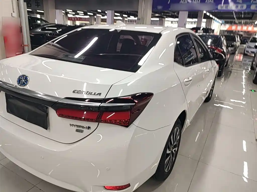 Toyota Corolla 2016 Dual Hybrid 1.8L E-CVT Elite Edition фото 7
