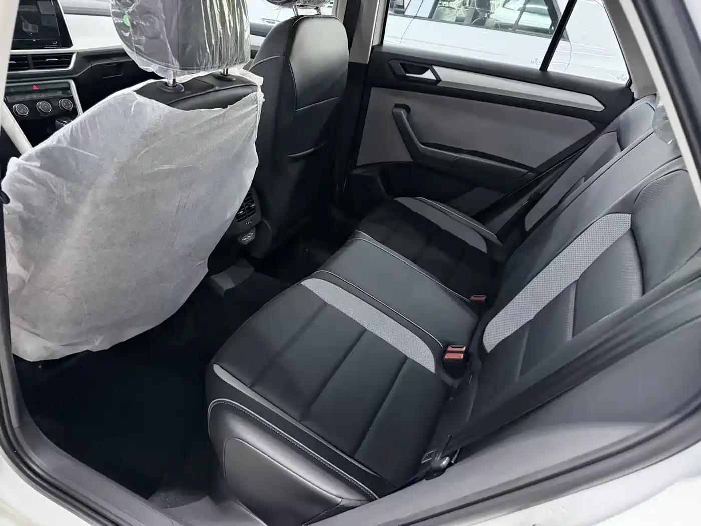 Volkswagen T-ROC 2025 Second Facelift 280TSI DSG 2WD Time Edition фото 6