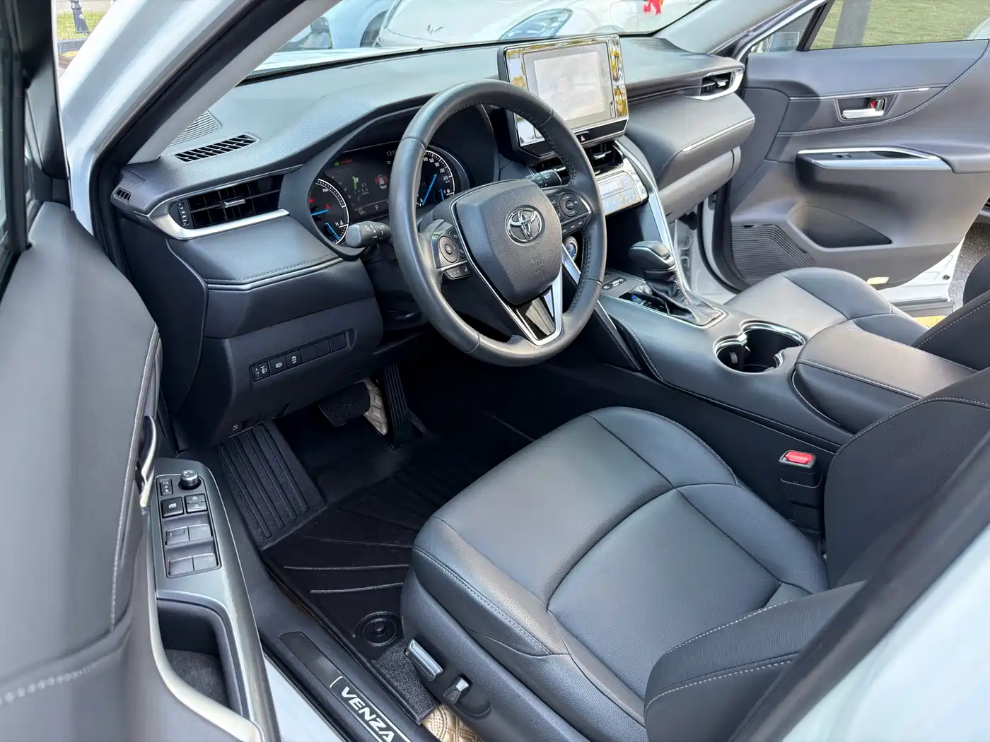 Toyota Venza 2022 Dual Engine 2.5L CVT 2WD Luxury фото 11
