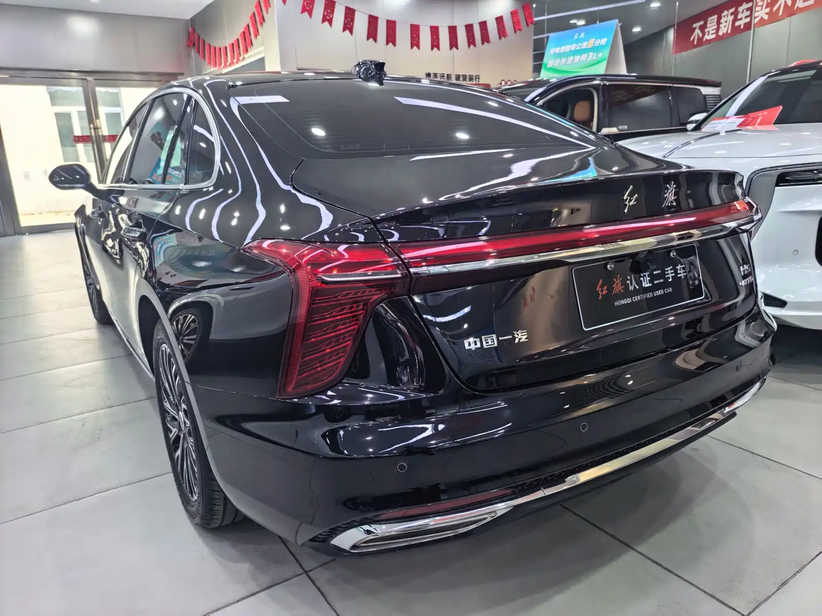 Фото 6 - Hongqi H5